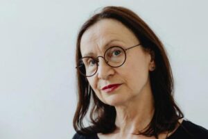Mój mąż chciał wysłać moją chorą mamę do domu opieki, podczas gdy jego matka mieszkała u nas za darmo — więc dałam mu ostatnią lekcję