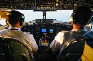 Milioner szydził z biednej kobiety z trójką dzieci w klasie biznes – aż pilot przerwał jego drwinę