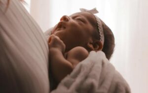 Odmówił odebrania żony ze szpitala, gdy dowiedział się, że urodziła córkę, a nie syna. Po latach przypadkowe spotkanie zmieniło wszystko…