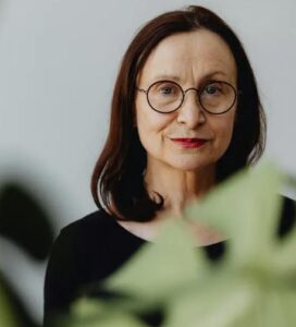 „Anka, rozbieraj się! Co to dla ciebie trudność?! Wszyscy czekają!” — macocha nieodmiennie pchała pasierbicę w stronę narzeczonego, podczas gdy ona marzyła tylko o ucieczce…
