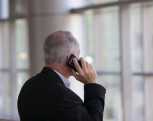 Moja licealna miłość stanęła u drzwi po 48 latach, trzymając stare czerwone pudełko…