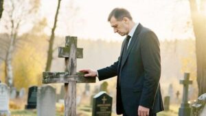 Młoda dziewczyna z ulicy, znalazłszy telefon, zebrała się na odwagę, by odebrać. I wtedy zamarła: z głośnika popłynęła melodia z jej poprzedniego życia.