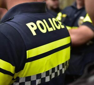 Podczas patrolu zauważyłem dziewczynkę całkiem samą na ulicy. Chciałem dowiedzieć się, gdzie są jej rodzice, ale później odkryłem coś strasznego o jej matce.