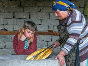 Babcia przyniosła słodycze do sierocińca. Wszyscy myśleli, że to po prostu dobra dusza... dopóki nie dowiedzieli się prawdy z wiadomości.