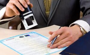 — Nie chcesz nas widzieć? To drzwi są tam — powiedział ojciec albo ktoś inny…