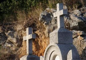 Rozkopując świeży grób i unosząc wieko trumny, więźniowie zastygli w niemym osłupieniu. To, co zobaczyli, podzieliło ich życie na „przed” i „po”.