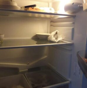 Trzy lata pracowałam za granicą, wysyłałam pieniądze siostrze, żeby opiekowała się mamą, ale po powrocie do domu zobaczyłam, w jak strasznych warunkach żyje moja mama.