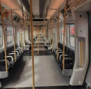 W wagonie metra zezłościłam się na młodego chłopaka, bo nie ustąpił miejsca ciężarnej kobiecie: a potem wstał i zrobił coś niespodziewanego…