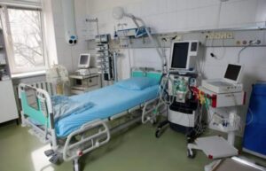 Niepocieszona wdowa spieszyła się z pogrzebem bogatego męża, ale młoda lekarka zauważyła coś dziwnego.