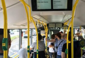 W autobusie starsza kobieta krzyczała na młodego chłopaka za jego tatuaże, a on nawet nie zwracał na nią uwagi, aż stało się to…