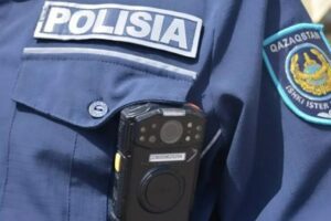 Mężczyzna stał na dachu samochodu i niszczył go młotem kowalskim: gdy przyjechała policja i poznała powód, byli w kompletnym szoku.