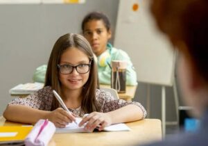 Koledzy z klasy przez lata znęcali się nad dziewczyną. Na spotkaniu ze starymi przyjaciółmi postanowiła się zemścić...