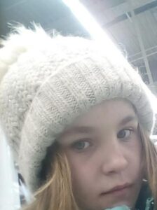 Dziewczynka zniknęła w drodze do szkoły. Po 8 latach elektryk odkrywa zaskakującą tajemnicę w domu.