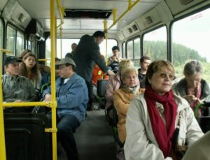 W autobusie starsza kobieta krzyczała na młodego chłopaka za jego tatuaże, a on nawet nie zwracał na nią uwagi, aż stało się to…