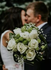 Podczas ślubu, gdy panna młoda szła do ołtarza, pan młody usłyszał dziwne szepty, gwałtownie się odwrócił, zobaczył to i niespodziewanie zaczął płakać…