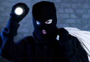Dozorca cmentarza słyszał w nocy dziwne dźwięki: pewnego dnia postanowił zainstalować ukrytą kamerę i przeraził się, gdy obejrzał nagrania.