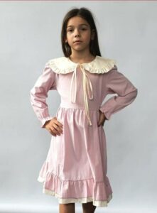 Skromnie ubrana dziewczynka zostaje nagle wyrzucona z popołudniowego przedstawienia. Jej ojciec jednak znajduje sposób, by delikatnie i upokarzająco pokazać jej aroganckim rodzicom miejsce w szeregu.