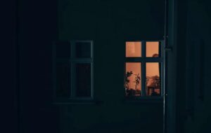 Po zdradzie żony i kumpli bogacący się mężczyzna wrócił do rodzinnego miasta. Przy grobie mamy zamarł z zaskoczenia.