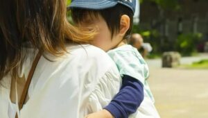 Un giovane miliardario salva una bambina priva di sensi con due neonati tra le braccia in un parco innevato — ma il segreto che lei rivela nella sua villa cambia tutto.