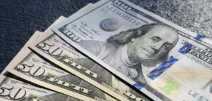 „W noc poślubną mój teść wsunął mi do ręki 1000 dolarów i wyszeptał: »Jeśli chcesz przeżyć, uciekaj«”
