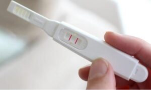 Na pokładzie samolotu miliarder zauważył swoją byłą miłość — kilka rzędów dalej siedziała kobieta z dwójką bliźniaków, którzy wyglądali jak jego lustrzane odbicie…
