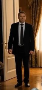 Syn milionera przyprowadza do domu czarnoskórą dziewczynę — to, co matka zobaczyła na jej naszyjniku, zmroziło ją do szpiku kości…