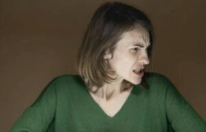 Mój trzyletni syn rozpłakiwał się rozpaczliwie za każdym razem, gdy prowadziłam go do przedszkola. Pewnego dnia postanowiłam odkryć prawdę i to, co zobaczyłam, odebrało mi mowę…