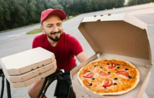 Chłopiec każdego piątku niecierpliwie czekał na kuriera, który roznosił pizzę i mocno go przytulał: matka nie rozumiała zachowania syna, a potem odkryła straszną prawdę…
