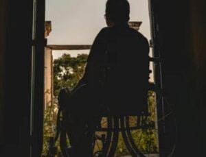 W kancelarii prawniczej mój syn oznajmił pewnym głosem: „Rancho i 33 miliony należą do mnie. Ona może wrócić do swojej szopy”. Wyglądał na całkowicie przekonanego. Ale prawnik podał mi dokument i powiedział cicho: „Czas to wykorzystać”. Syn zamarł, gdy przeczytał słowa na kartce.