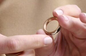 Pielęgniarka chciała ukraść drogi pierścień od zmarłego mężczyzny, ale dotykając jego ręki, krzyknęła z przerażenia.