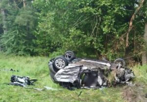 Małą dziewczynkę znaleziono nocą na trasie, boso: nawet najbardziej doświadczeni policjanci płakali, gdy usłyszeli jej historię…