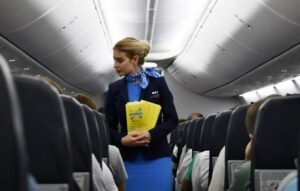Mężczyzna w starych i podartych ubraniach wszedł na pokład samolotu: wszyscy patrzyli na niego z pogardą i szydzili, dopóki nie poznali strasznej prawdy...