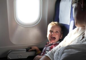 Zostałam sama z trojgiem płaczących niemowląt w samolocie — a potem pilot zrobił coś, czego nigdy nie zapomnę…