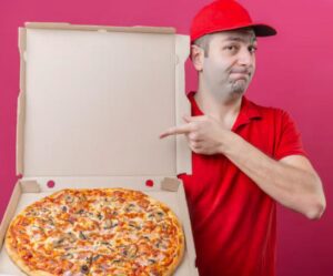 Chłopiec każdego piątku niecierpliwie czekał na kuriera, który roznosił pizzę i mocno go przytulał: matka nie rozumiała zachowania syna, a potem odkryła straszną prawdę…