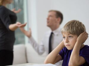 Chłopiec powiedział, że widział swoją mamę w szkole — ale moja żona zniknęła bez śladu lata temu…