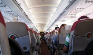 Zostałam sama z trojgiem płaczących niemowląt w samolocie — a potem pilot zrobił coś, czego nigdy nie zapomnę…