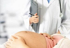 Uciekłyśmy ze szpitala tej samej nocy, w której urodziłam dziecko. I tylko jedna kartka papieru wiedziała dlaczego.