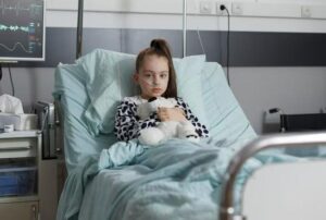 Moja 10-letnia córka nagle zemdlała. W szpitalu pielęgniarka w panice kazała mi wezwać męża. Podejrzewano zatrucie. Kiedy mój mąż przyjechał, córka, blada i osłabiona, wyszeptała: „Tata ma koleżankę… tę panią… ona zawsze dawała mi słodycze”.