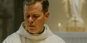 Cisza po burzy...Matka i córka siedziały w milczeniu w kuchni, bojąc się wydać jakikolwiek dźwięk.
