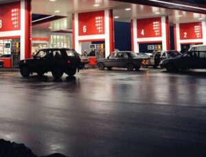 Podczas ceremonii ślubnej pan młody powoli uniósł welon panny młodej, by ją pocałować — ale pod welonem zobaczył coś przerażającego.
