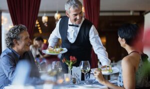 Właściciel restauracji nakrzyczał na zmywaczkę i kazał jej gotować dla ważnych gości, chcąc ją upokorzyć. Nie miał jednak pojęcia, co wydarzy się później…