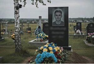 Rodzice zauważyli, że kwiaty z grobu ich syna znikają, a na ich miejscu pojawiają się inne. Postanowili więc zamontować kamerę, by dowiedzieć się prawdy — to, co zobaczyli, na zawsze pozostawiło w nich ślad…