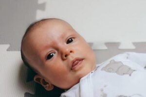 W wieku 55 lat znów zostałam mamą i myślałam, że moje dorosłe dzieci ucieszą się razem ze mną, ale zamiast gratulacji zaczęły mnie osądzać — musiałam dać im lekcję…