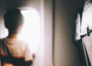 Na ślubie syna poczułam, że z panną młodą coś jest nie tak. Gdy ksiądz zapytał, czy ktoś ma zastrzeżenia, drzwi kościoła gwałtownie się otworzyły. Weszła kobieta. To była sędzia. Spojrzała na pannę młodą i powiedziała: „Sprzeciwiam się.”