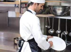 Właściciel restauracji nakrzyczał na zmywaczkę i kazał jej gotować dla ważnych gości, chcąc ją upokorzyć. Nie miał jednak pojęcia, co wydarzy się później…
