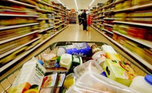 Kiedy z mojego sklepu zaczęły znikać drogie produkty, pomyślałem, że pracownicy kradną, ale po obejrzeniu nagrania z monitoringu byłem przerażony.