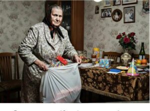 Po urodzinach mojej ośmioletniej córki teściowa zebrała wszystkie prezenty i obiecała, że ​​da je innej wnuczce. Kiedy próbowałem interweniować, uderzyłem ją w twarz: wtedy moja cierpliwość w końcu się skończyła...