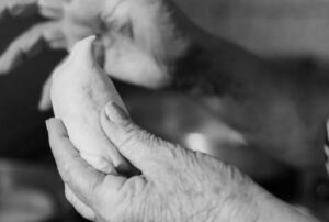 Moja siostra wyrzuciła mnie z domu babci, który odziedziczyła – ale nie miała pojęcia o sekrecie, który babcia ukrywała…