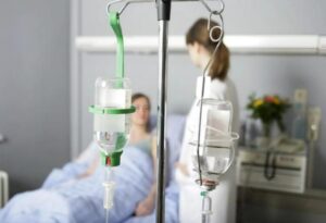 Walczyłam z rakiem i przez kilka tygodni leżałam w szpitalnym łóżku, przytłoczona słabością, gdy pewnego dnia moja córka szepnęła mi coś, co zmroziło mi krew w żyłach: