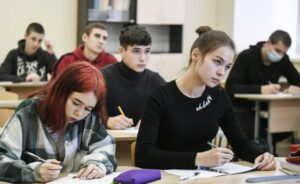 Przed wyjściem do pracy sąsiad zapytał mnie: „Czy twoja córka znowu wagaruje?”. Zaśmiałam się. „Nie, chodzi codziennie”. Zmarszczył brwi. „Kim więc jest ta dziewczyna, którą ciągle widuję u ciebie?”. Następnego ranka udawałam, że wychodzę i schowałam się pod łóżkiem. Chwilę później usłyszałam ciche kroki… a potem szept, który zmroził mi krew w żyłach.